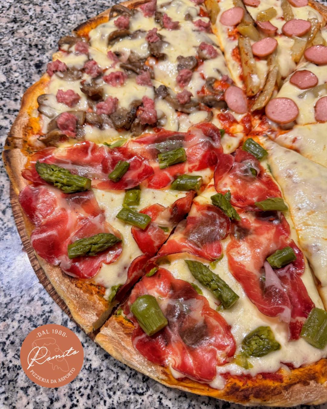 Pizza con asparagi verdi del Delta e prosciutto crudo