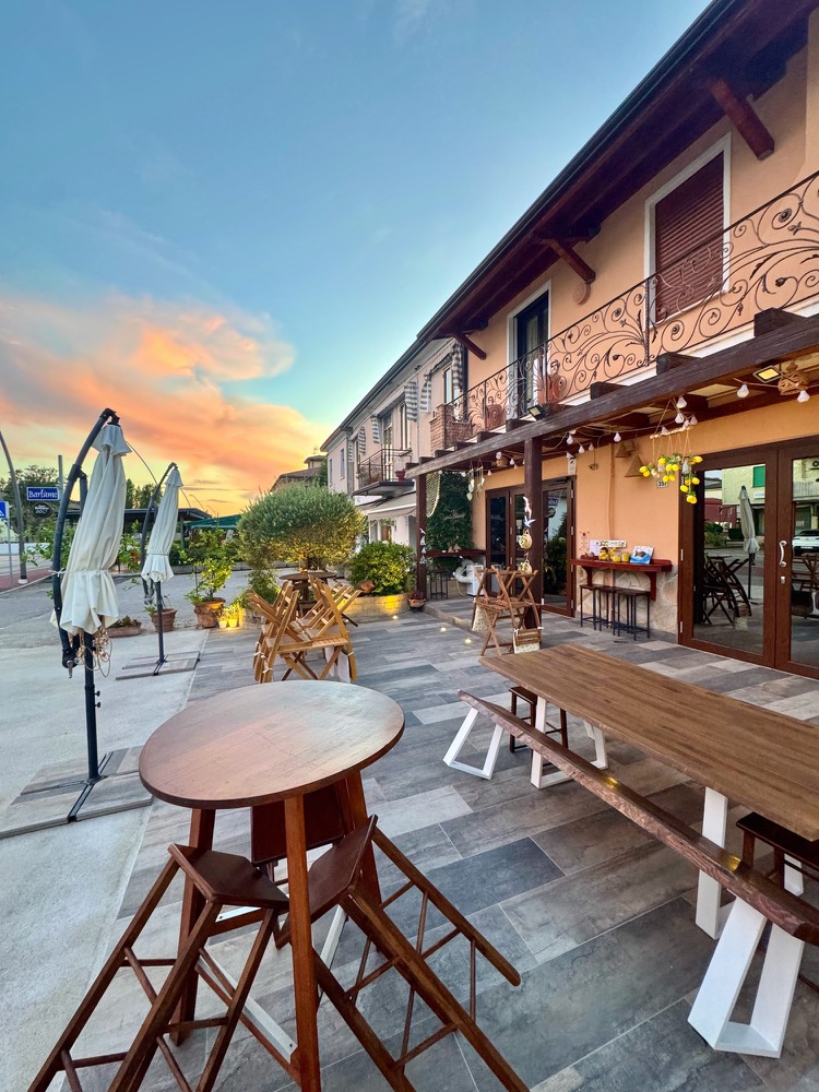 La pizzeria e il dehor al tramonto