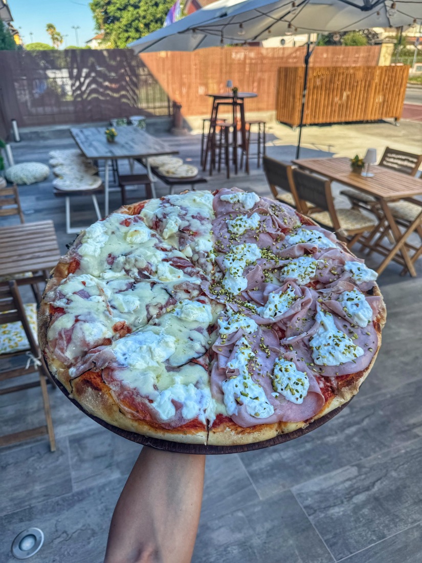 Pizza appena sfornata nel dehor