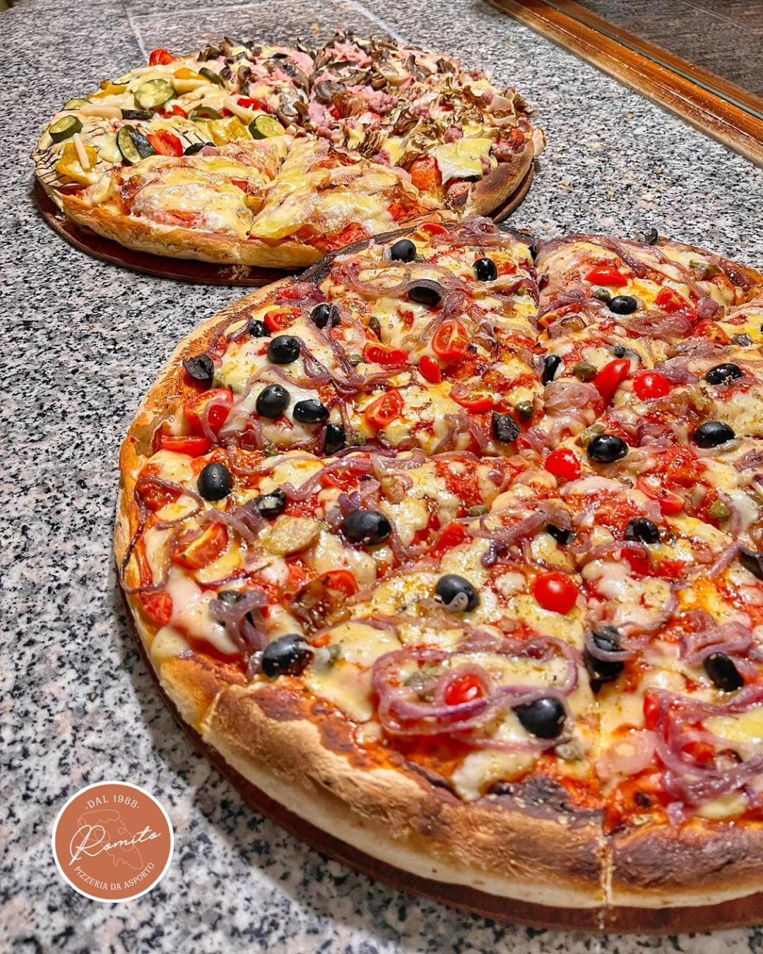 Pizza con olive, cipolla e pomodorini